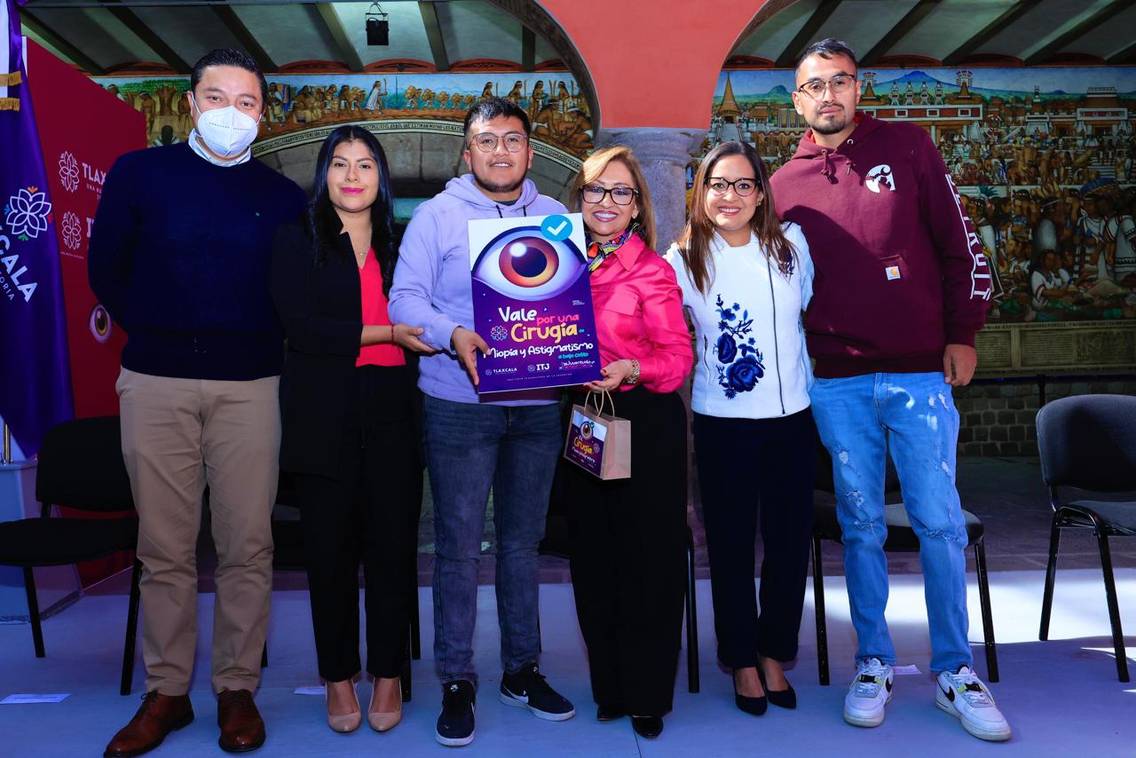 Entrega gobernadora vales y kits para cirugía de miopía y astigmatismo a jóvenes tlaxcaltecas